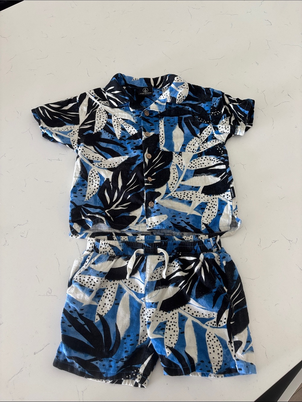Volcom Blue Black and White Leaf Print Set